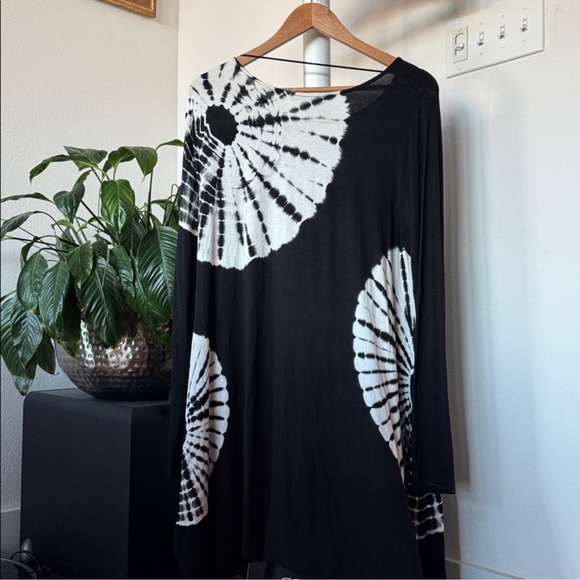 Soft Surroundings Tie Dye Rayon Tunic Top Sz L Black White asymmetrical hem - Picture 5 of 8